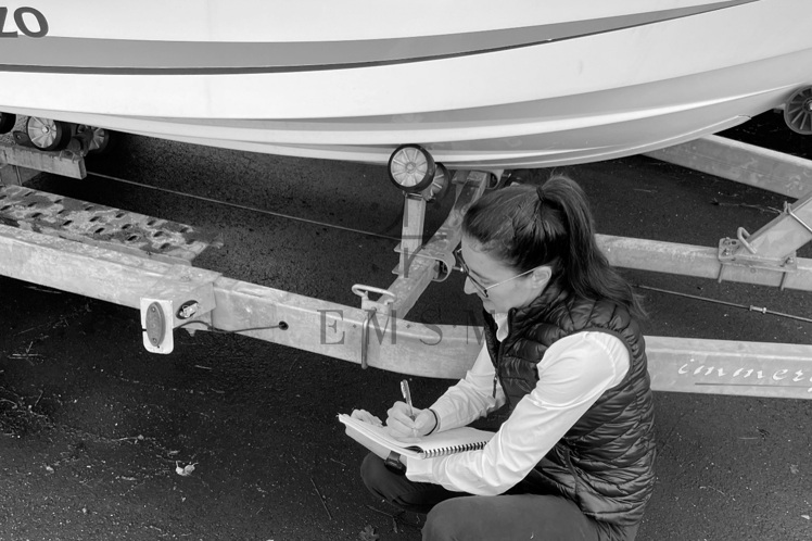 Expert Maritime à Dinard en Ille-et-Vilaine près d'un semi-rigide ZODIAC en train de relever les anomalies d'une remorque de bateau.