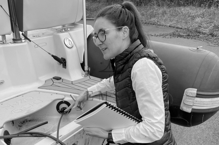 Expert maritime à Saint-Malo 35400 à l'arrière d'un semi-rigide ZODIAC N-ZO câbles de moteur hors bord sectionnés