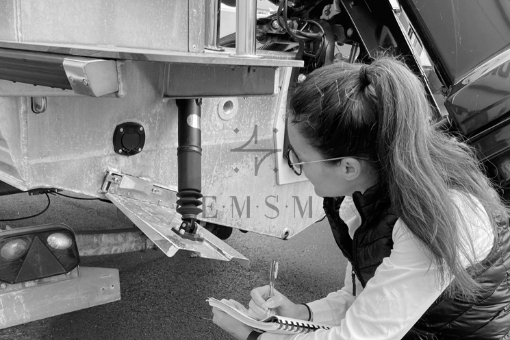Expert Maritime à sur la Rance en Ille-et-Vilaine près d'un bateau moteur en train de relever les caractéristiques d'une anode