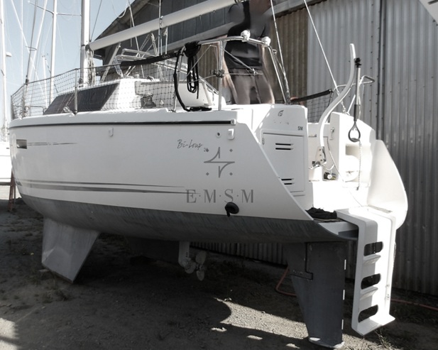 Voilier à sec biquille vu de l'arrière moèle Bi-Loup 26 constructeur WRIGHTON